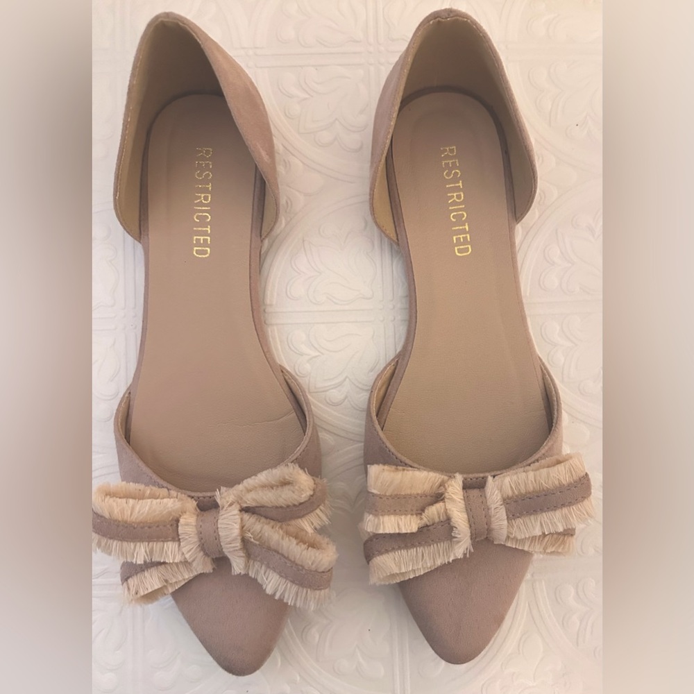 Restricted Nude/Blush Pointed Toe Flats with Two Toned Bow Detail Women’s Sz 9